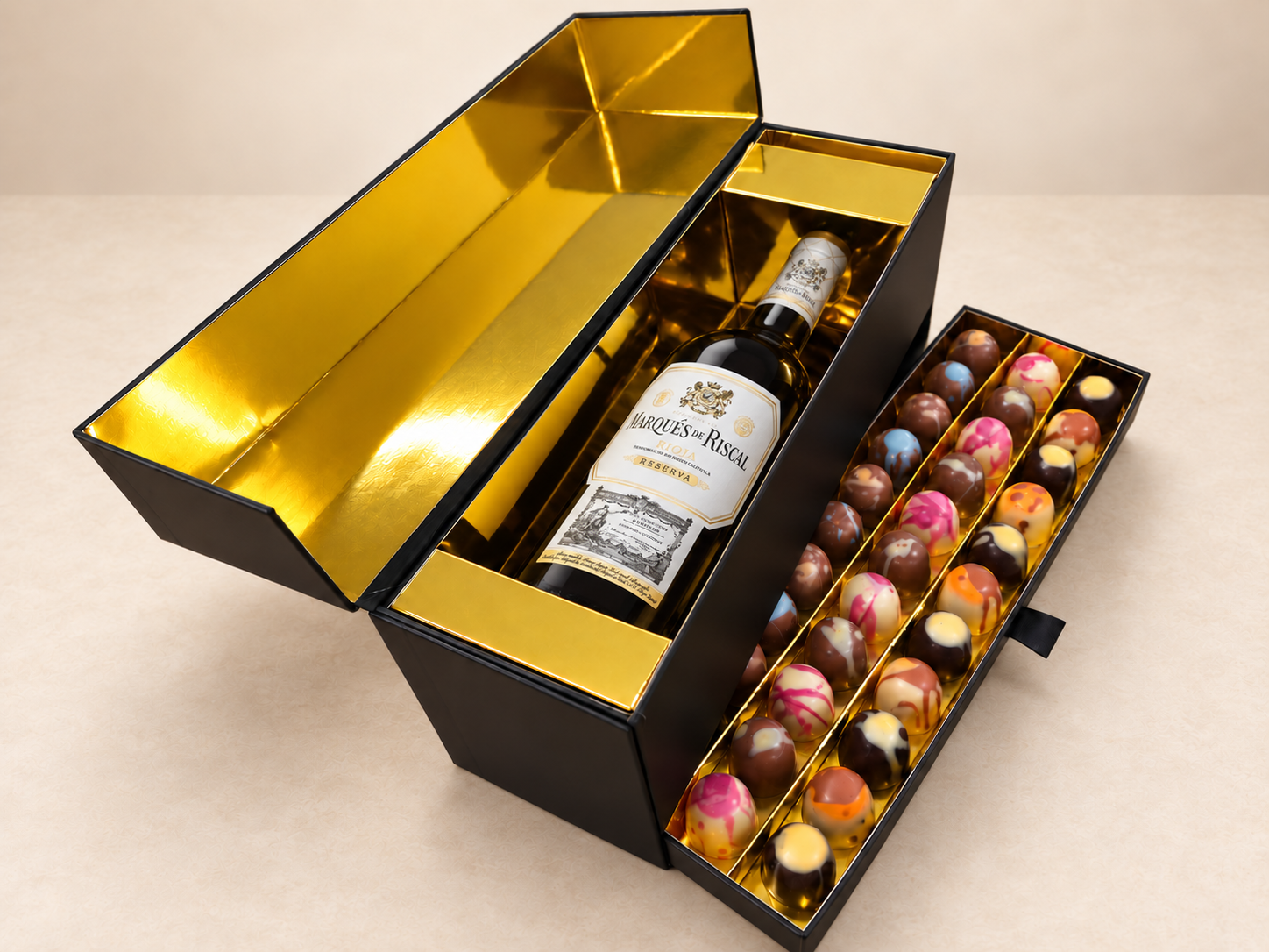 Wijnflesdoos gevuld met luxe Smaakmakers bonbons inclusief Banderol